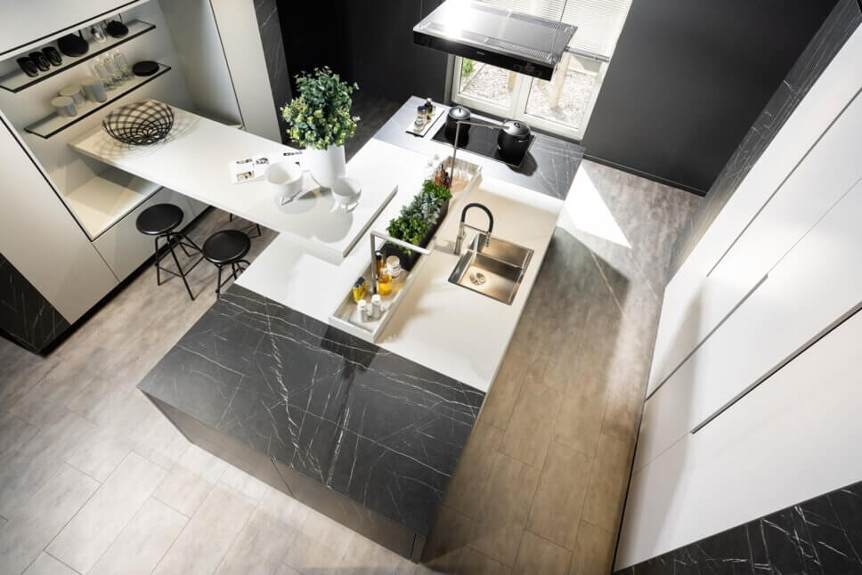 Offene modern eingerichtete Küche mt Kücheninsel