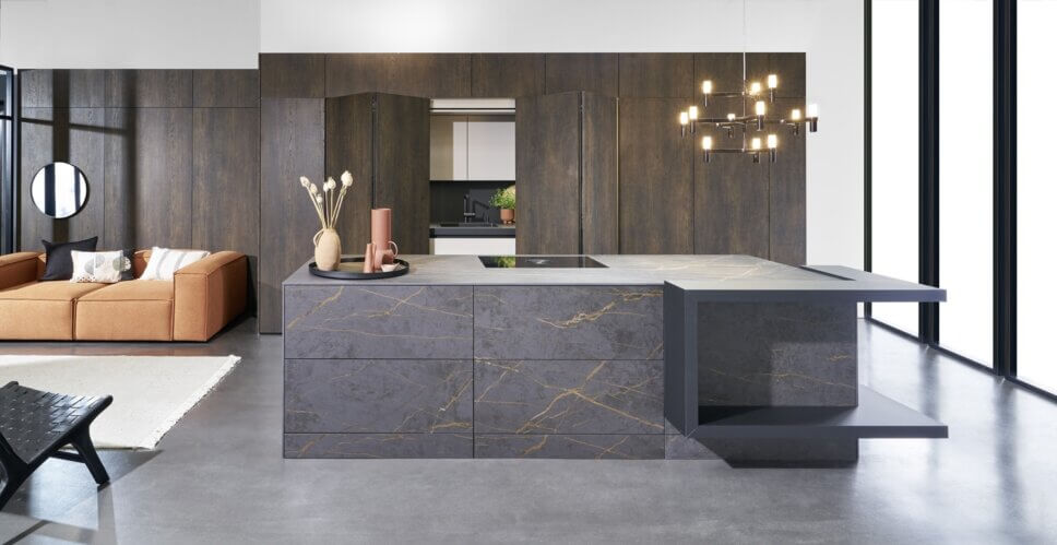 Offene modern eingerichtete Küche mt Kücheninsel