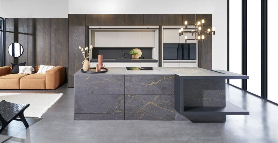 Offene modern eingerichtete Küche mit Kücheninsel