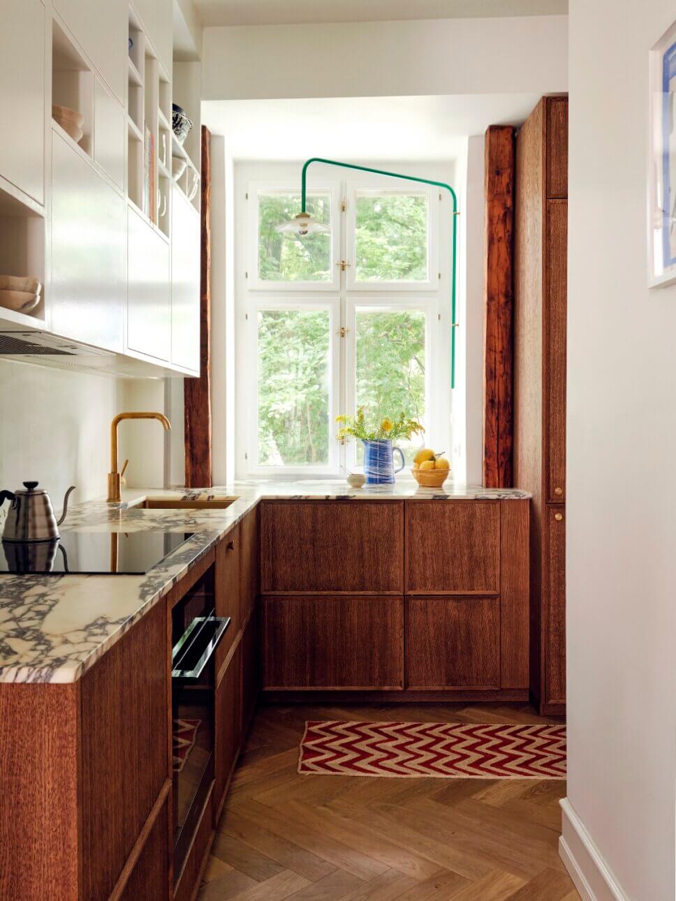 Offene modern eingerichtete Küche