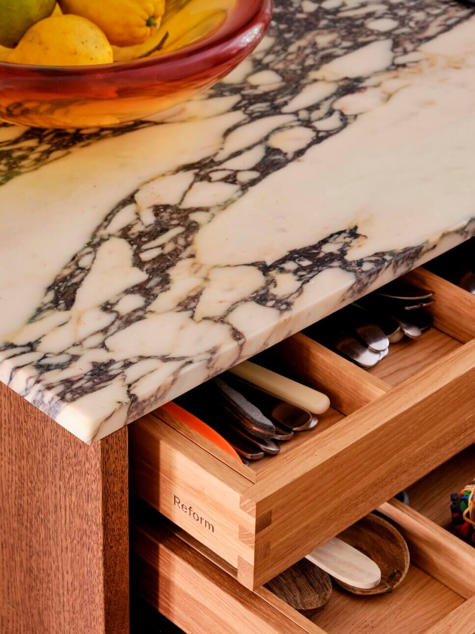 Offene modern eingerichtete Küche