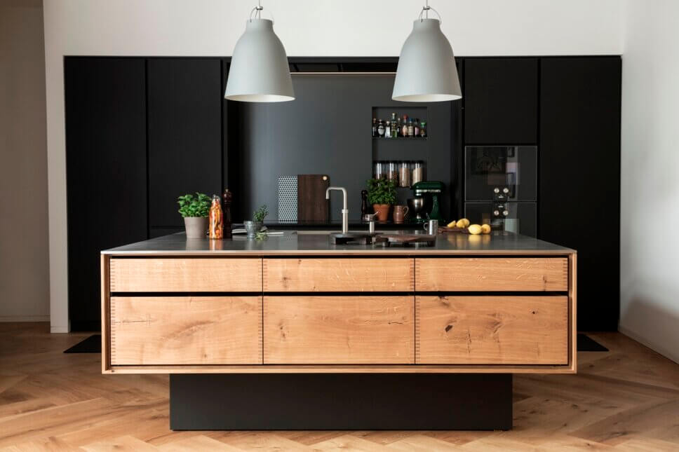 Offene modern eingerichtete Küche mit Kücheninsel