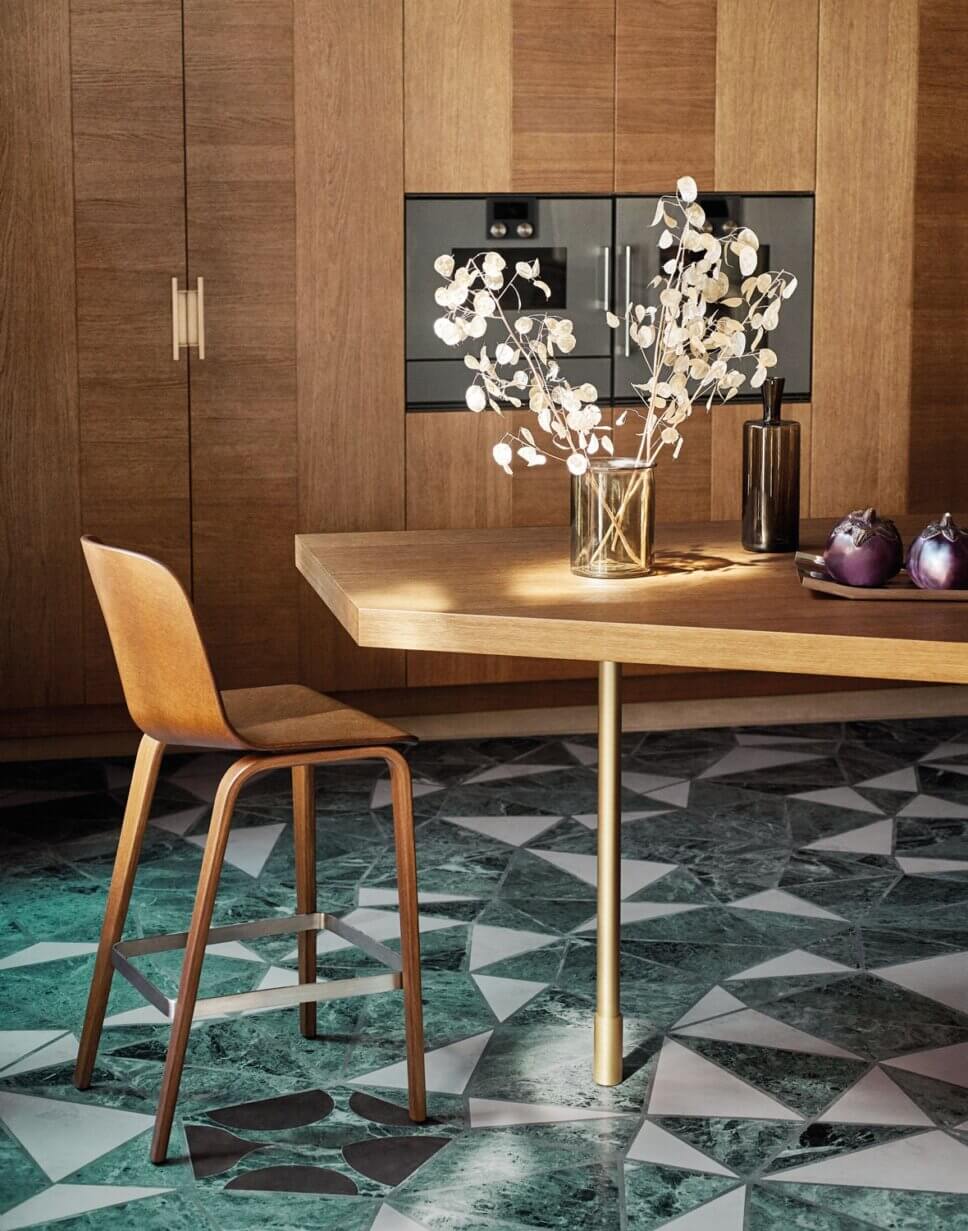 Offene modern eingerichtete Küche mit Kücheninsel