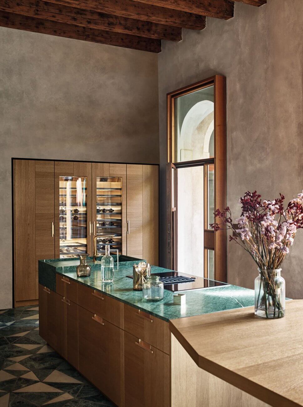 Offene modern eingerichtete Küche mit Kücheninsel