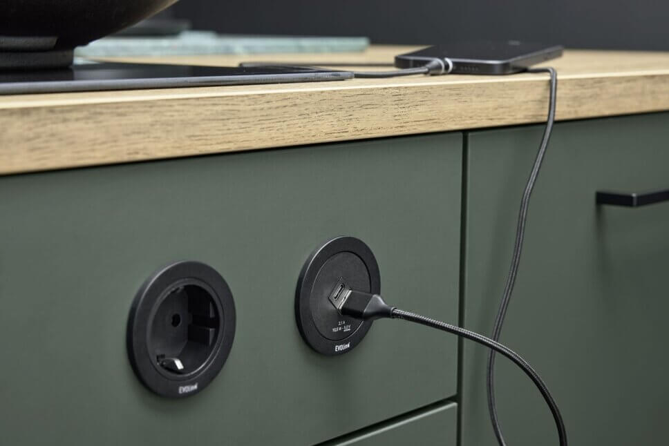 Offene modern eingerichtete Küche mit Kücheninsel