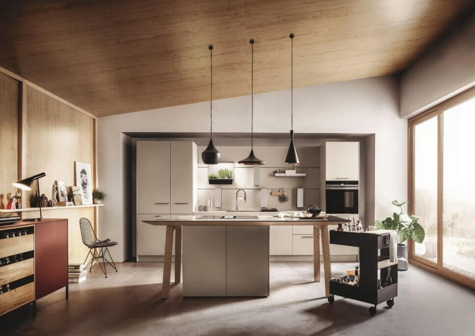 Offene modern eingerichtete Küche mt Kücheninsel