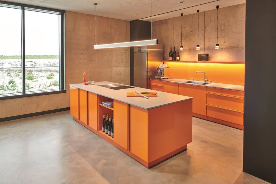 Offene modern eingerichtete Küche mit Kücheninsel