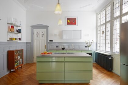 Offene modern eingerichtete Küche mit Kücheninsel