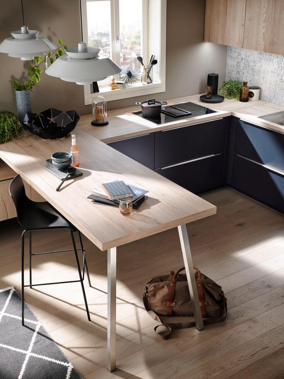 Offene modern eingerichtete Küche mit Kücheninsel