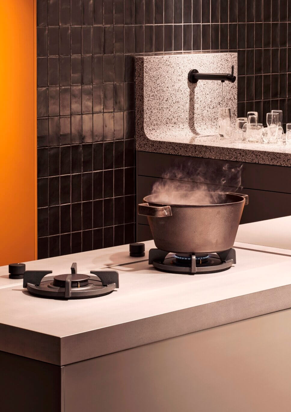 Offene modern eingerichtete Küche mit Kücheninsel