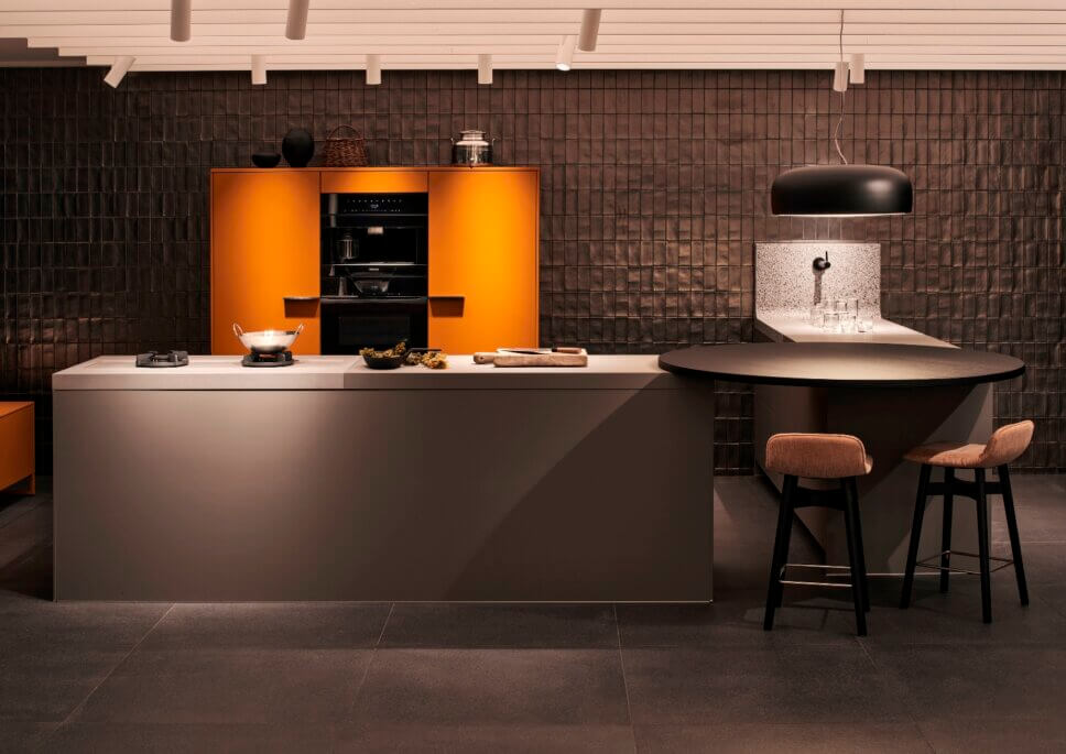 Offene modern eingerichtete Küche mit Kücheninsel