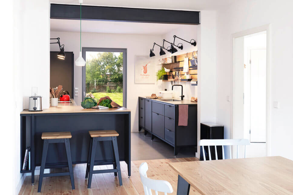 Offene modern eingerichtete Küche mit Kücheninsel