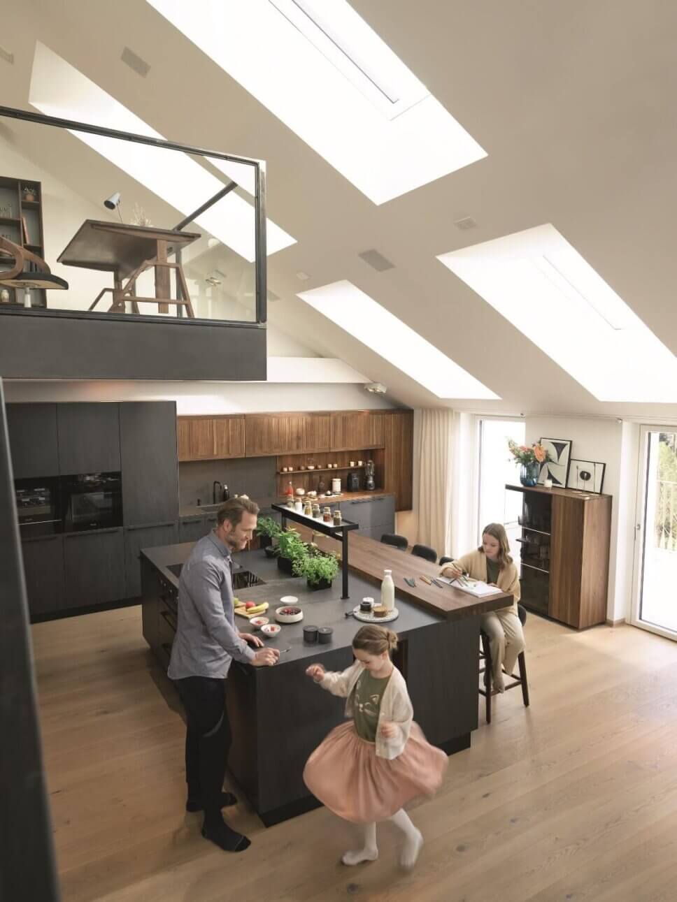 Offene modern eingerichtete Küche mit Kücheninsel