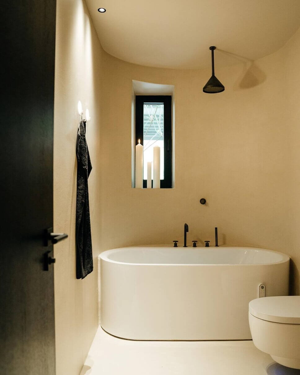 Modern eingerichtetes Badezimmer im Altbau