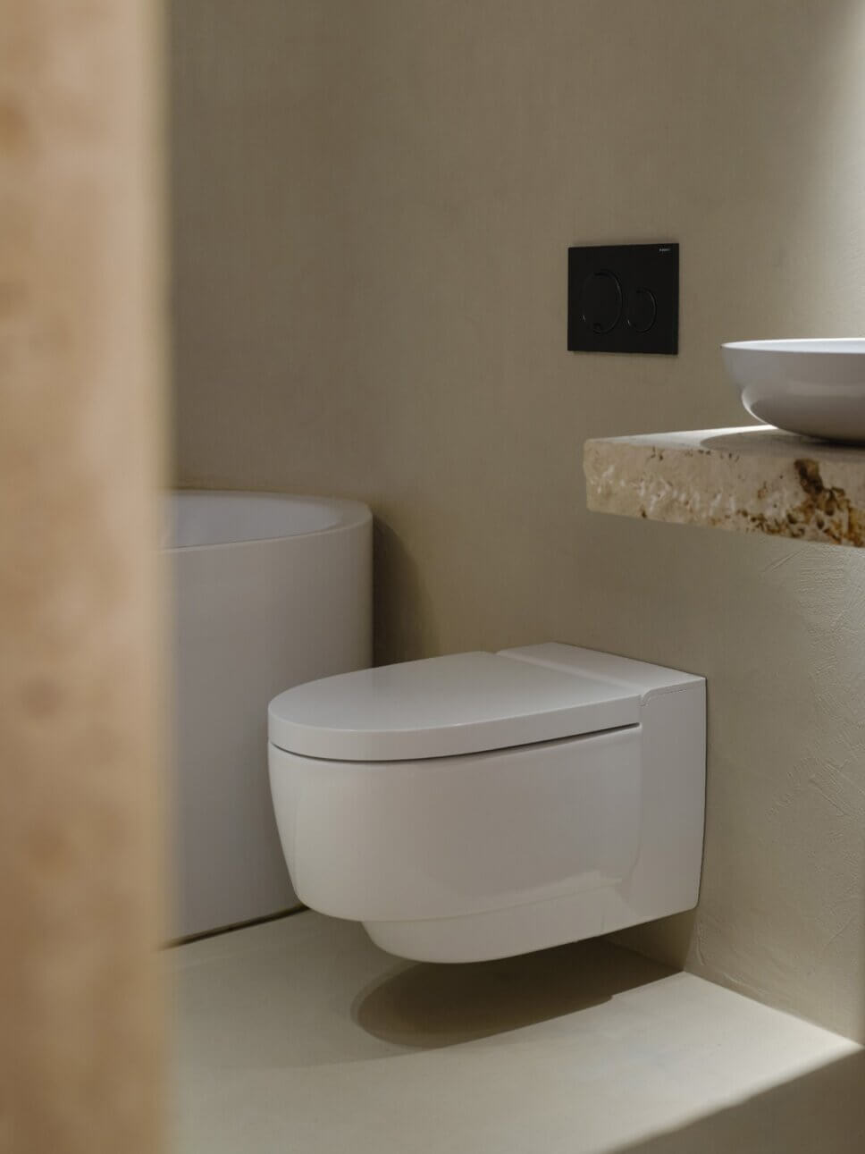 Modern eingerichtetes Badezimmer im Altbau