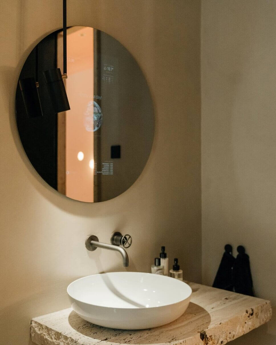 Modern eingerichtetes Badezimmer im Altbau