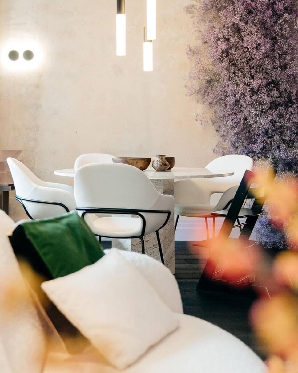 Modern eingerichtetes Esszimmer im Altbau