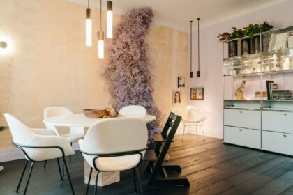 Modern eingerichtetes Esszimmer im Altbau