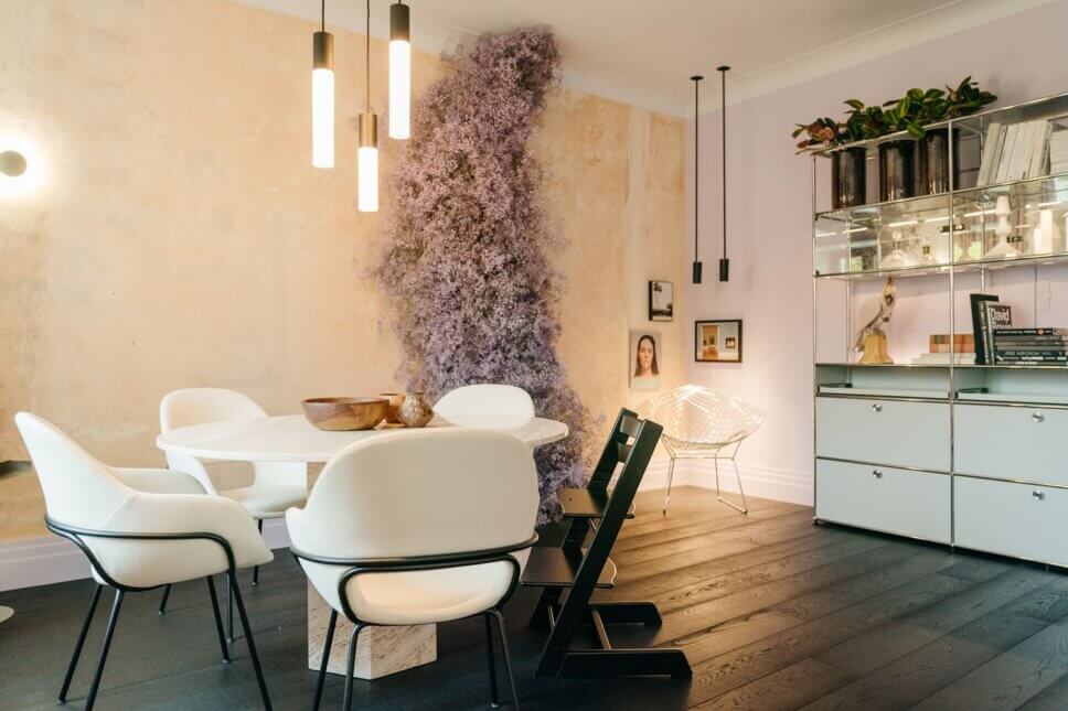 Modern eingerichtetes Esszimmer im Altbau