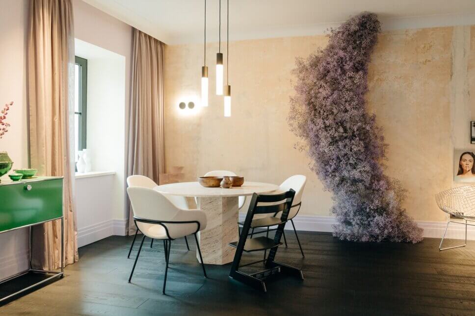 Modern eingerichtetes Esszimmer im Altbau