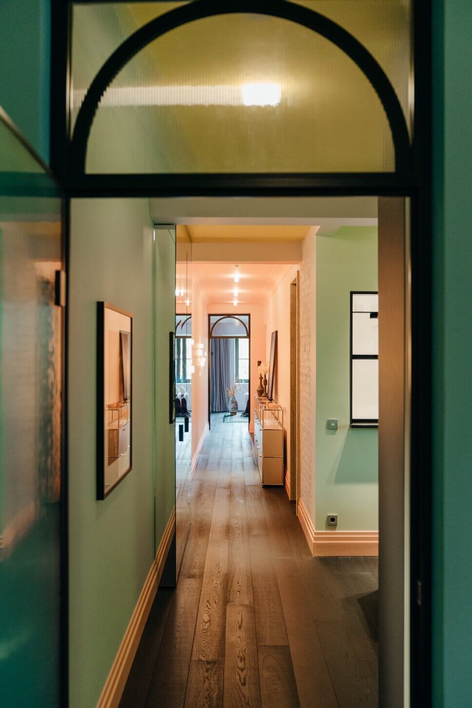 Modern eingerichteter Flur im Altbau