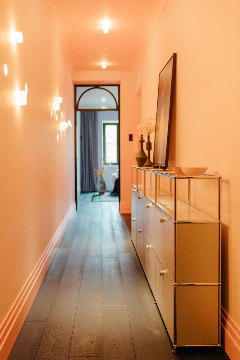 Modern eingerichteter Flur im Altbau