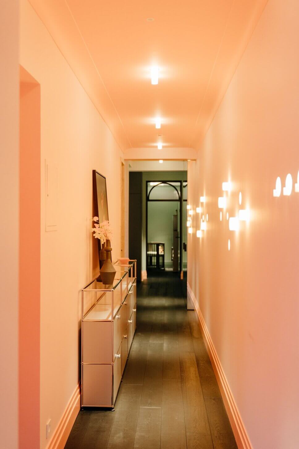 Modern eingerichteter Flur im Altbau