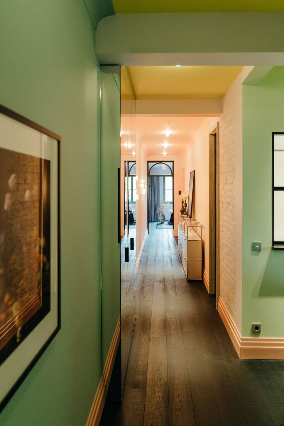 Modern eingerichteter Flur im Altbau