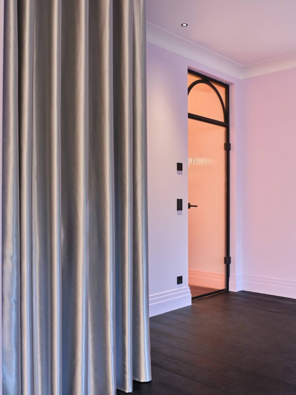 Modern eingerichteter Flur im Altbau