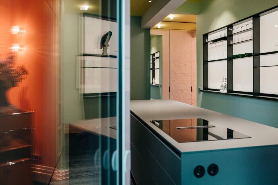 Modern eingerichtete Küche im Altbau