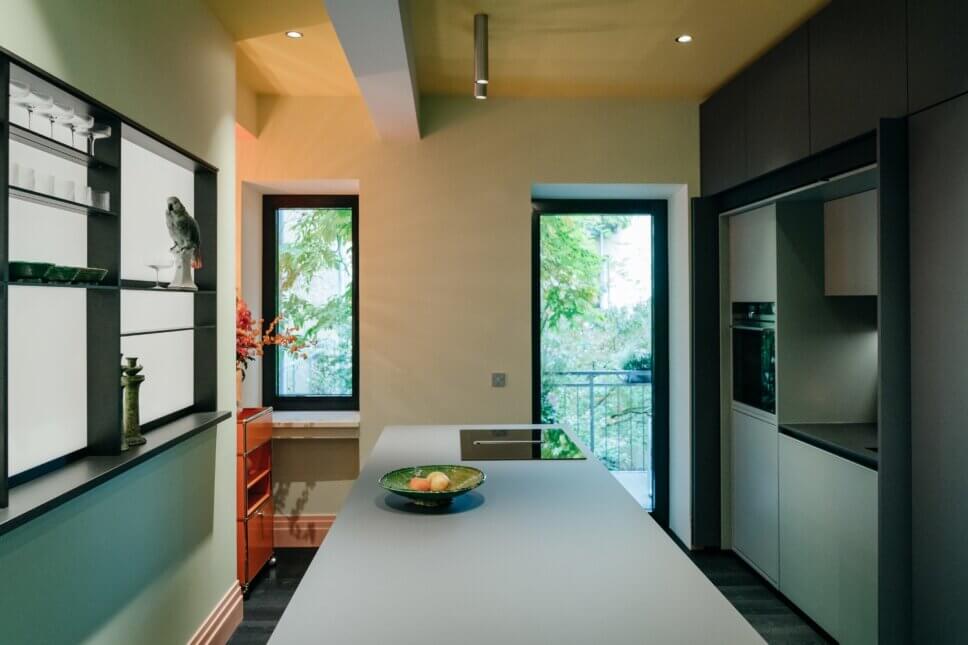 Modern eingerichtete Küche im Altbau