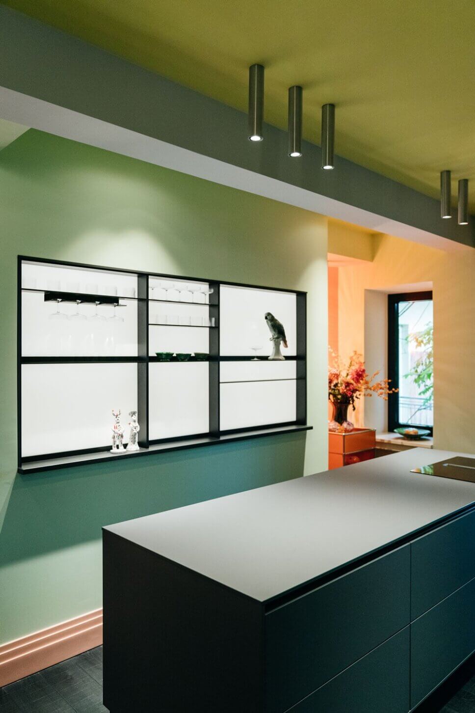 Modern eingerichtete Küche im Altbau