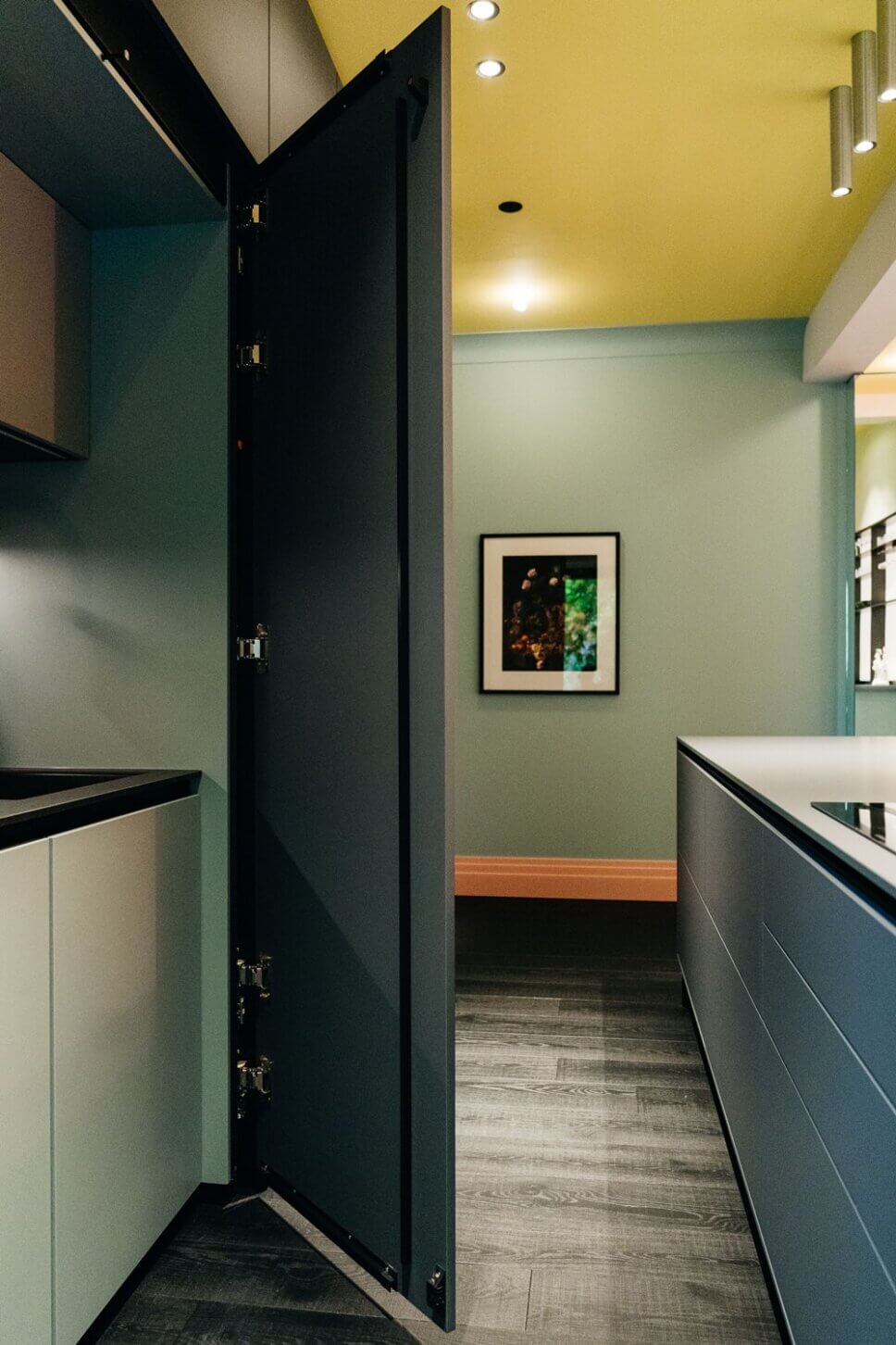 Modern eingerichtete Küche im Altbau