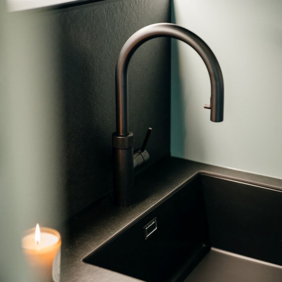 Modern eingerichtete Küche im Altbau