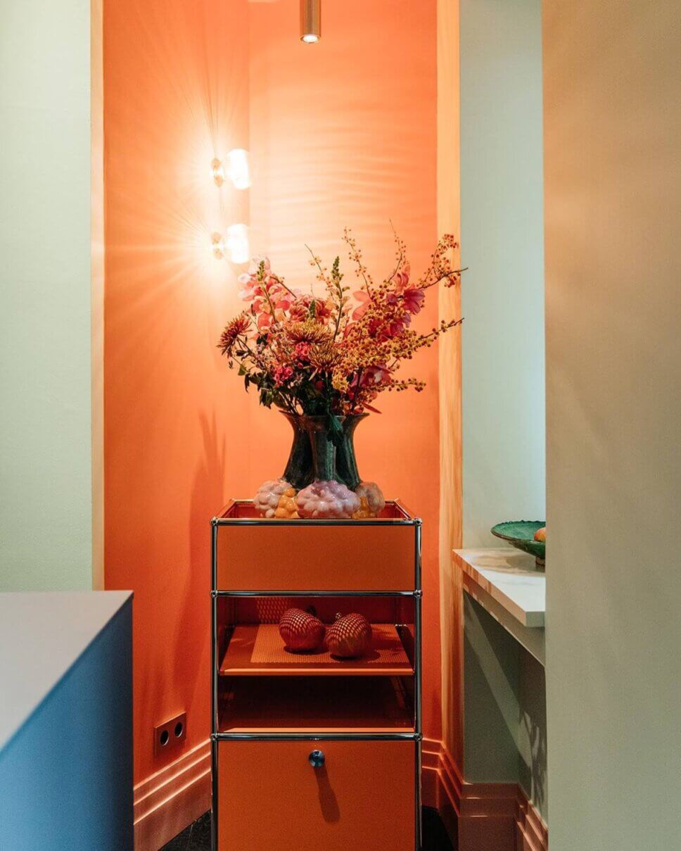 Modern eingerichtete Küche im Altbau