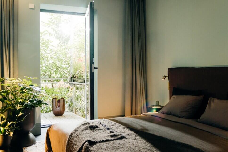 Modern eingerichtetes Schlafzimmer im Altbau