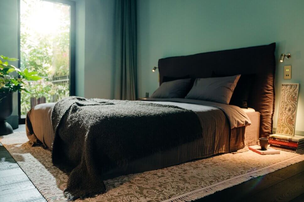 Modern eingerichtetes Schlafzimmer im Altbau