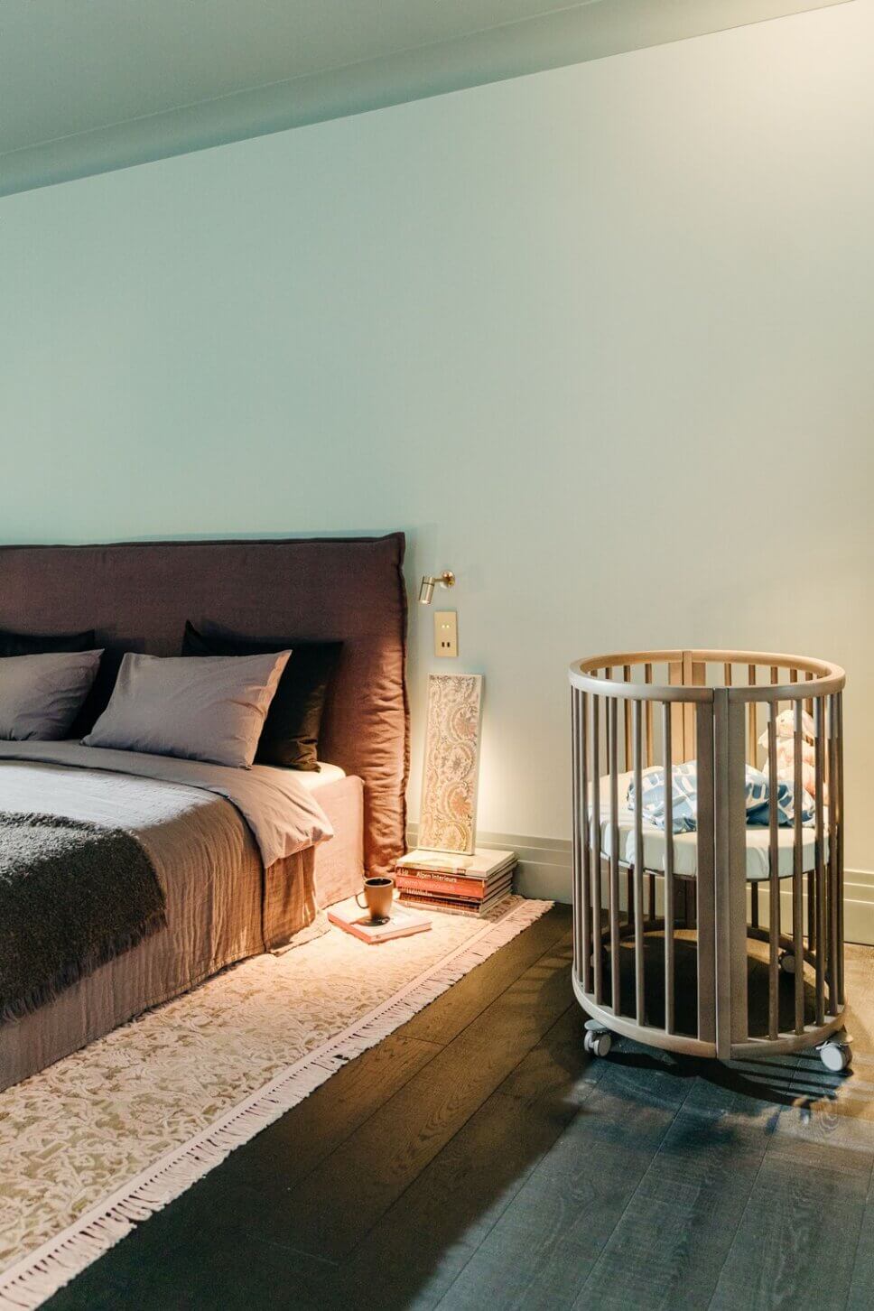 Modern eingerichtetes Schlafzimmer im Altbau