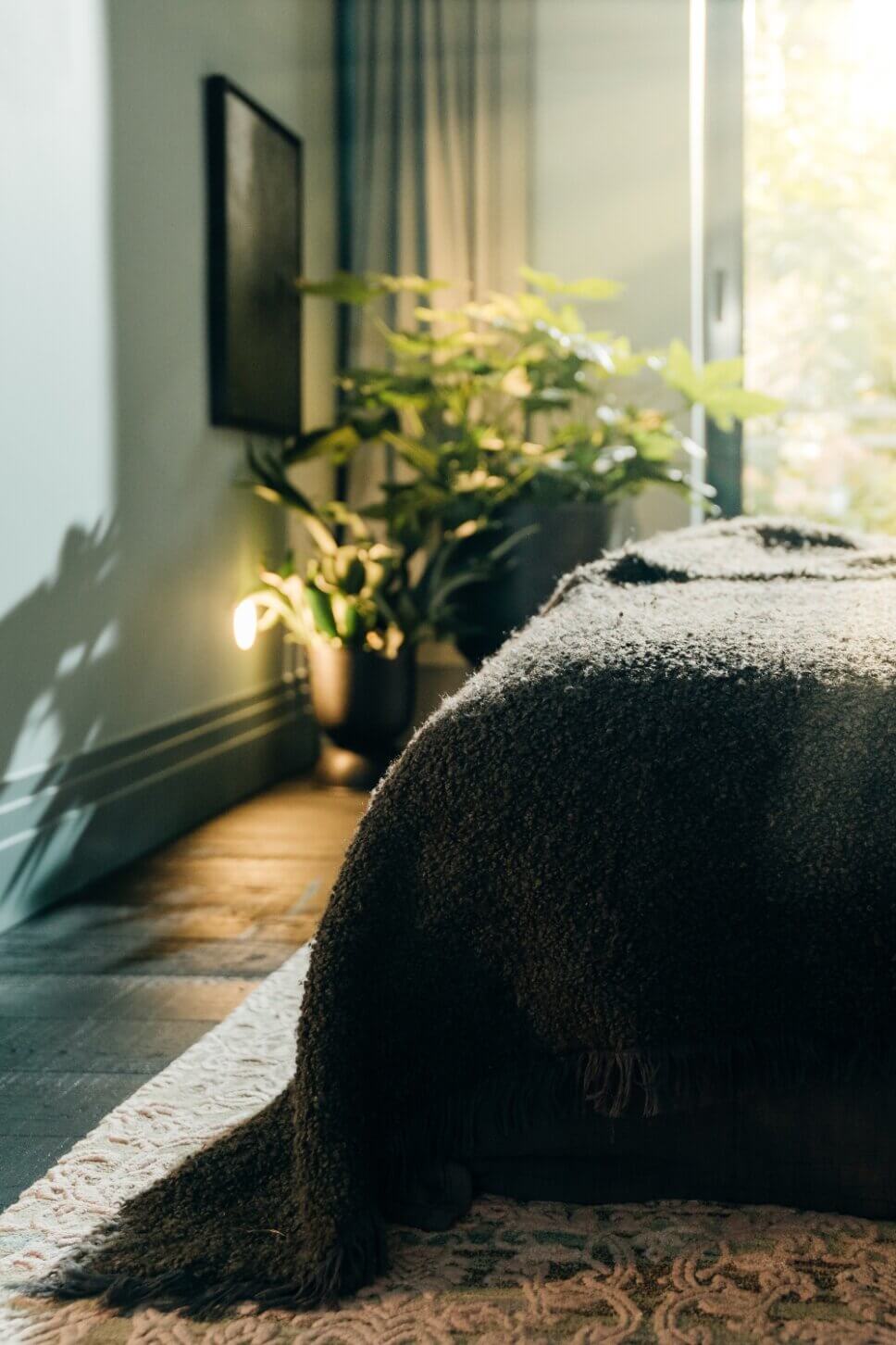 Modern eingerichtetes Schlafzimmer im Altbau