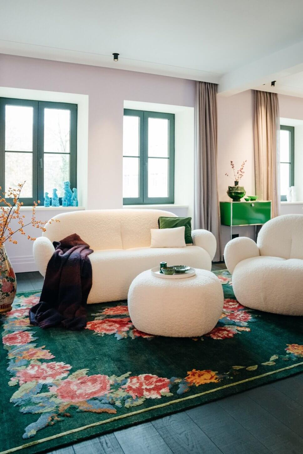 Modern eingerichtetes Wohnzimmer im Altbau