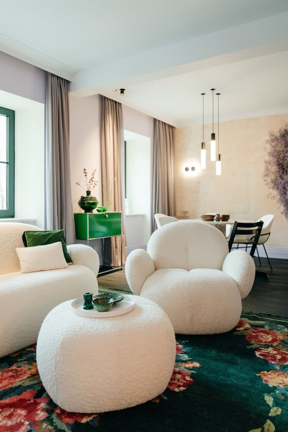 Modern eingerichtetes Wohnzimmer im Altbau