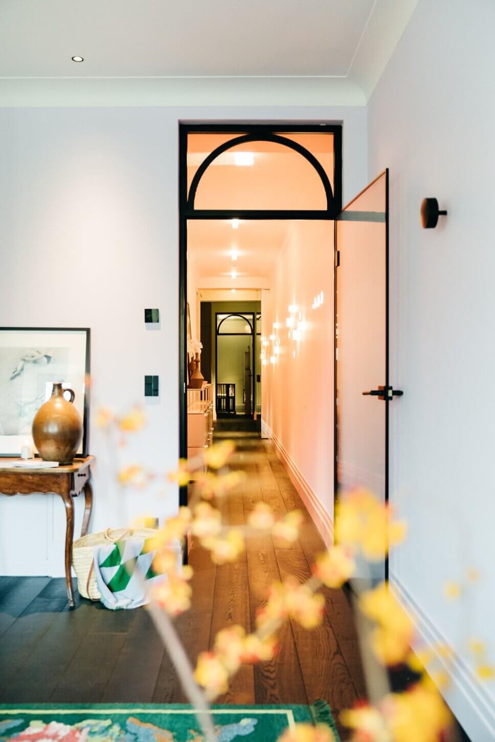 Modern eingerichteter Flur im Altbau