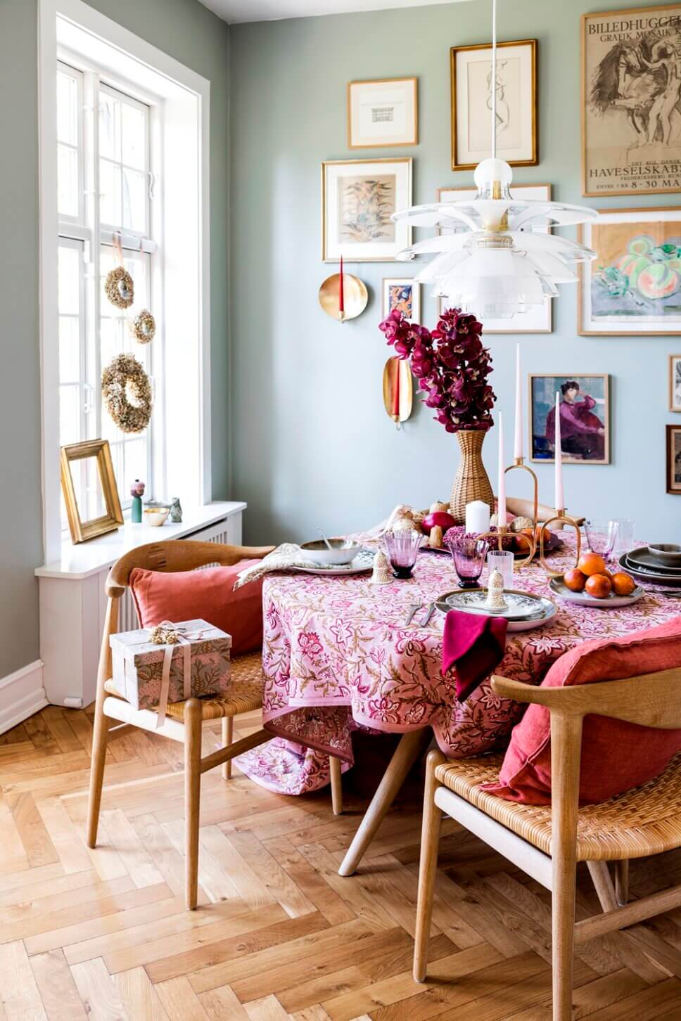 Mit Weihnachtsdeko geschmücktes Zimmer