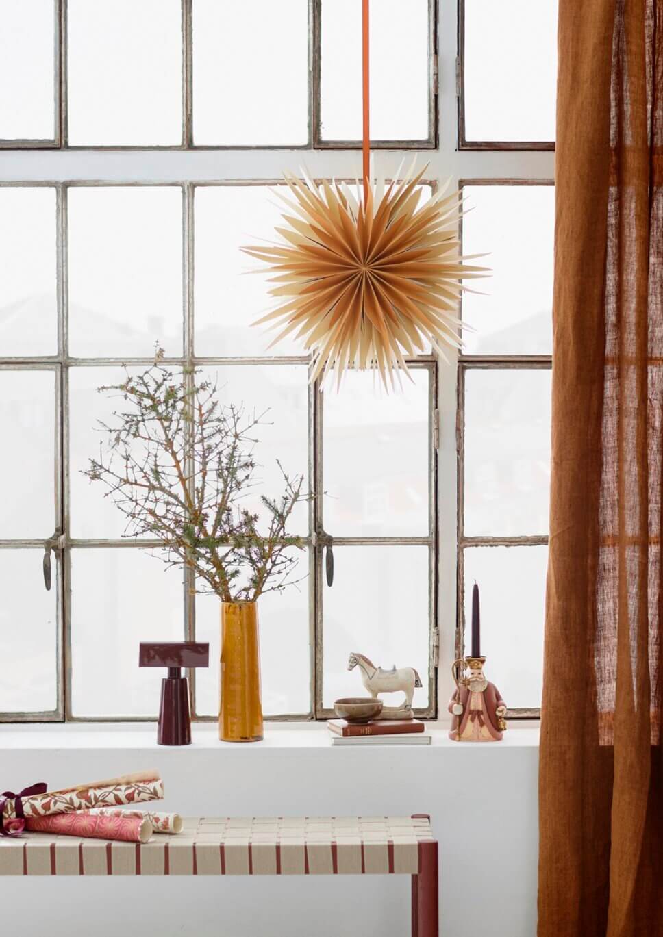 Mit Weihnachtsdeko geschmückte Fensterbank