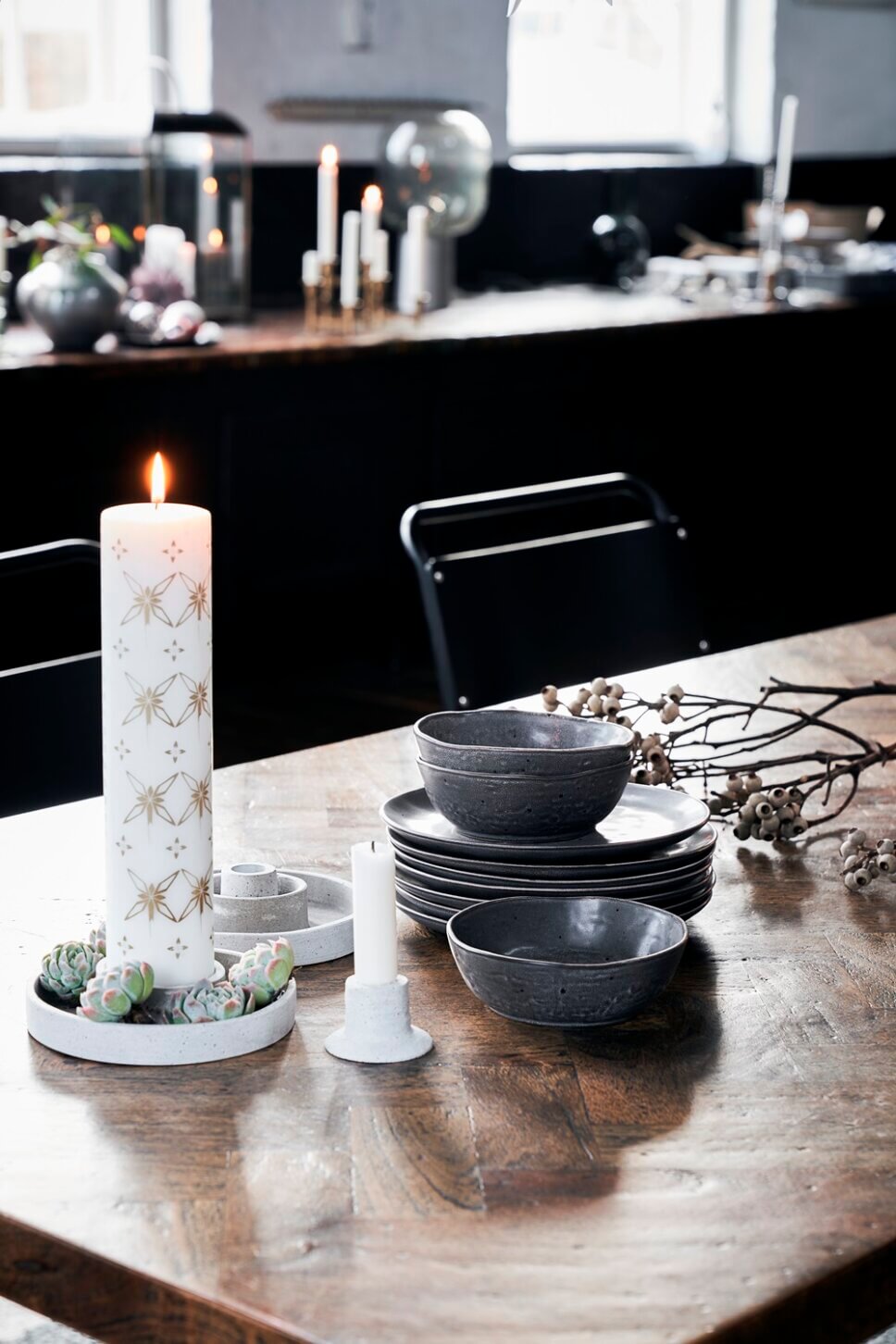 Mit Weihnachtsdeko geschmückte küche