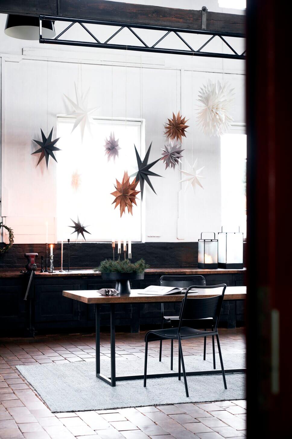 Mit Weihnachtsdeko geschmückte Küche