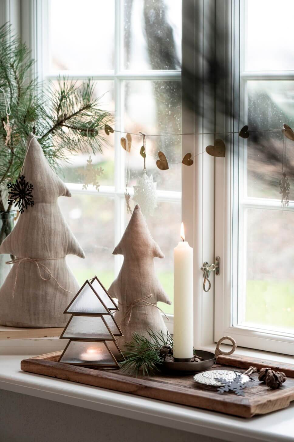 Mit Weihnachtsdeko geschmückte Fensterbank