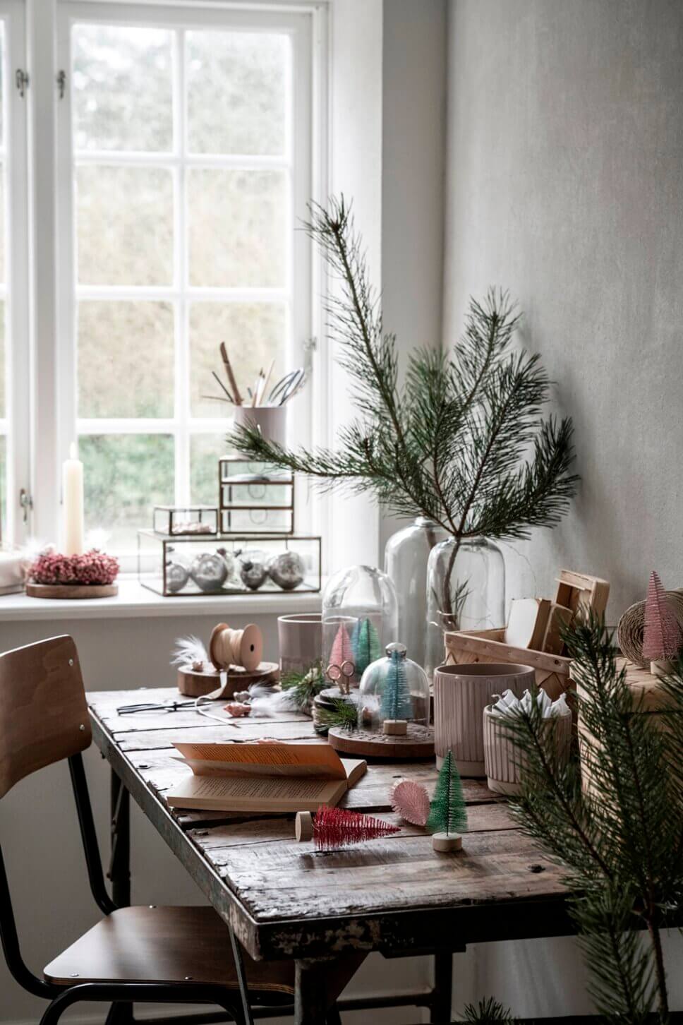 Mit Weihnachtsdeko geschmücktes Zimmer