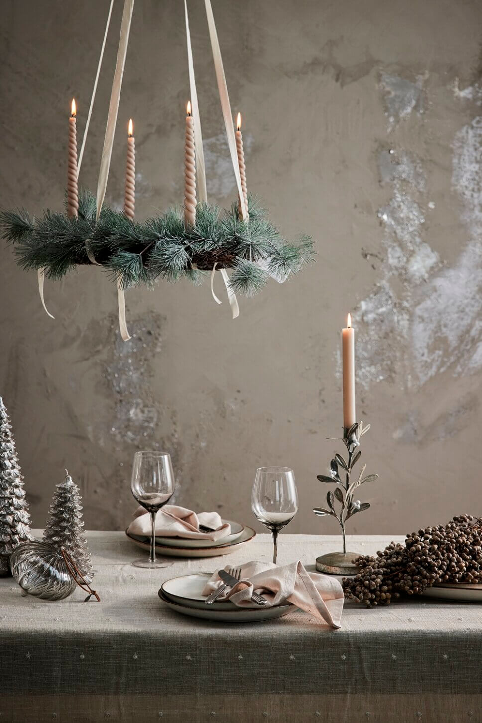 Brennende Kerzen im Adventskranz