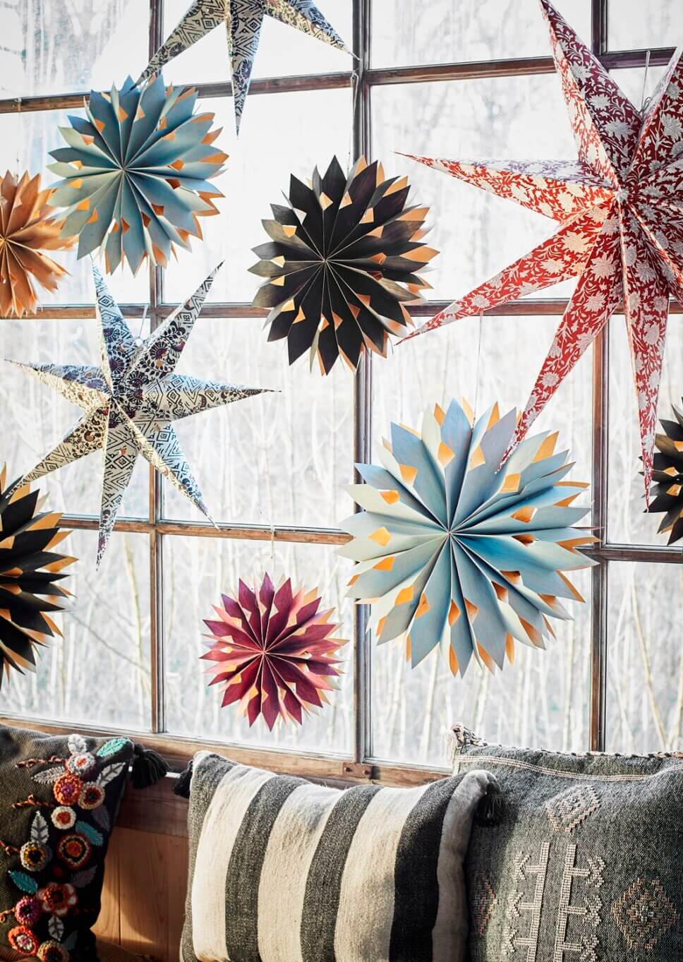 Mit Weihnachtssternen geschmücktes Fenster